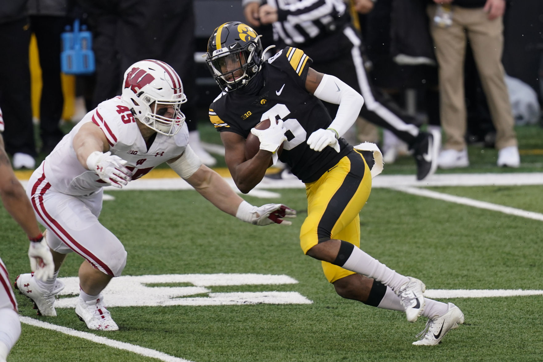Hawkeyes 28, Badgers 7